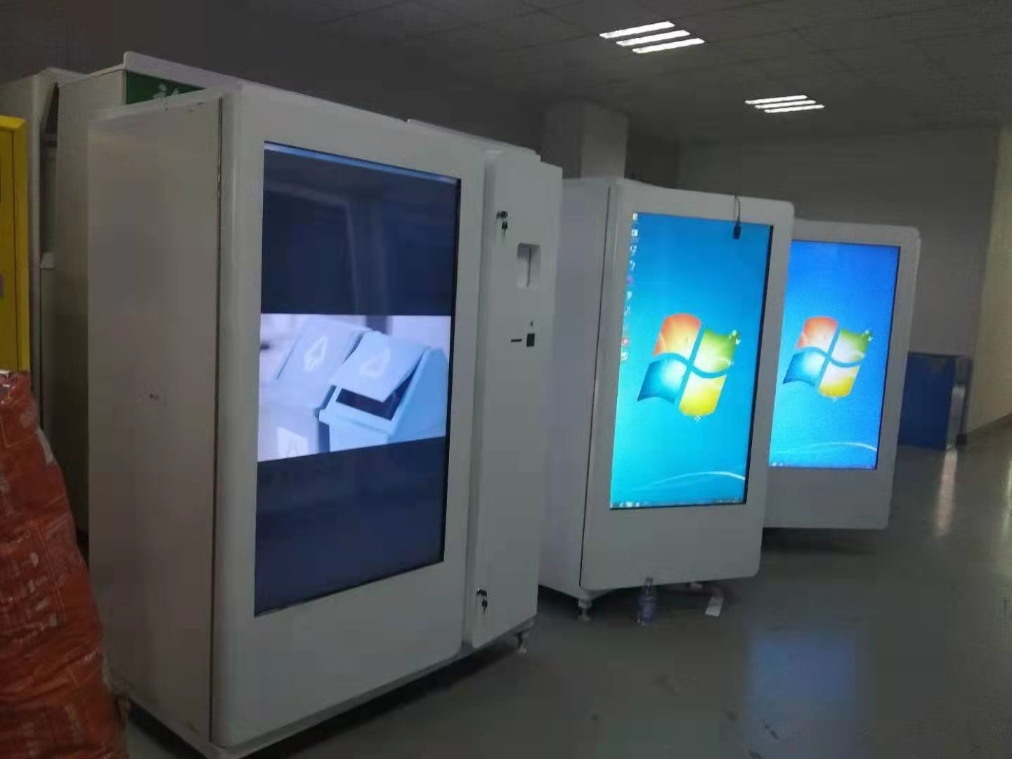 Aktueller Firmenfall über Einkaufszentrum, das Automaten aufbereitet